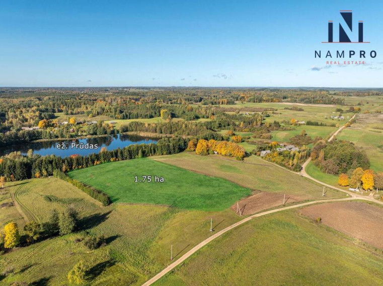 Ignalinos raj., Maksiūnų kaime, prie Prūdo ežero, parduodama 1/2 (1,75 ha) iš 3,5 ha sklypo dalis 8