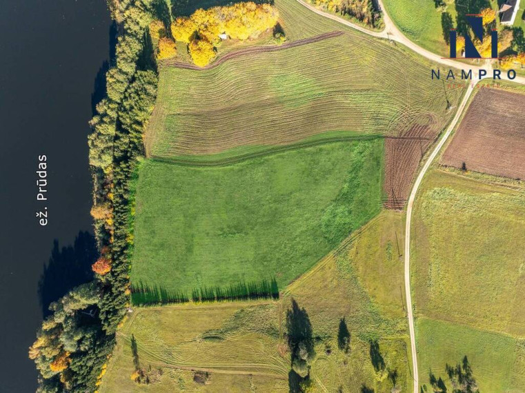Ignalinos raj., Maksiūnų kaime, prie Prūdo ežero, parduodama 1/2 (1,75 ha) iš 3,5 ha sklypo dalis 9
