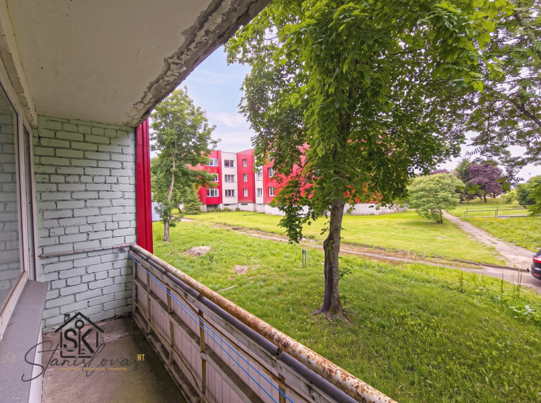 PIRMAME AUKŠTE PARDUODAMAS 3 KAMBARIŲ BUTAS RUSNĖJE, K. DONELAIČIO G. 5 9