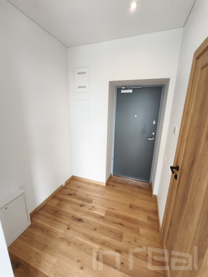 PARDUODAMAS PILNAI ĮRENGTAS A++ KLASĖS BUTAS SU BALKONU NAUJAME, IŠSKIRTINĖS KOKYBĖS NAME, UTENOS CENTRE 9