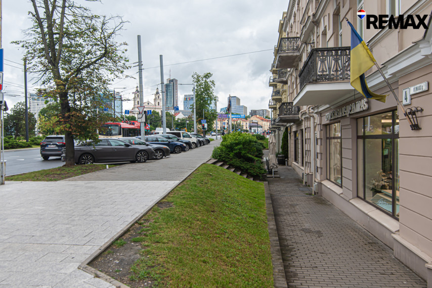 Nuomojamos 226 kv. m komercinės patalpos strategiškai patogioje bei prestižinėje vietoje Vilniaus senamiestyje 12
