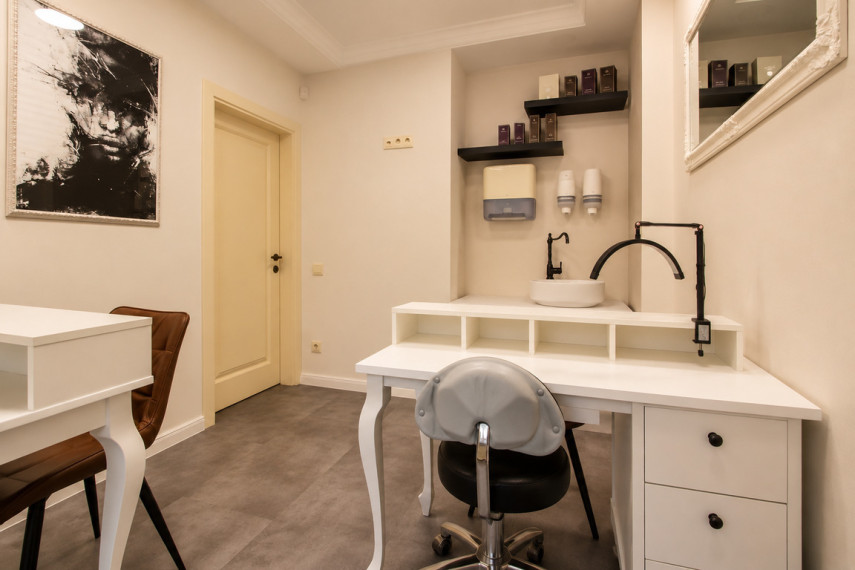 Parduodamas pilnai įrengtas grožio salonas su atskiru įėjimu Panevėžio miesto centre 13