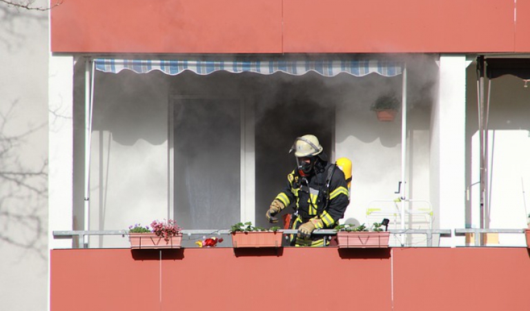 Apsauga nuo gaisro rūpi ne visiems: dūmų detektorių nėra kas penktame būste