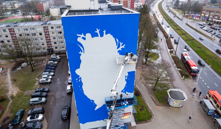 Garsi menininkų komanda „Boa Mistura“ ant Vilniaus devynaukščio tapo freską apie klimato kaitą