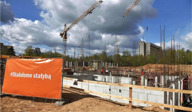 Šiandien Lietuvoje masiškai stabdomos statybos: Vyriausybės neūkiškumo įkaitais tapę statybininkai ir kelininkai surengė protest