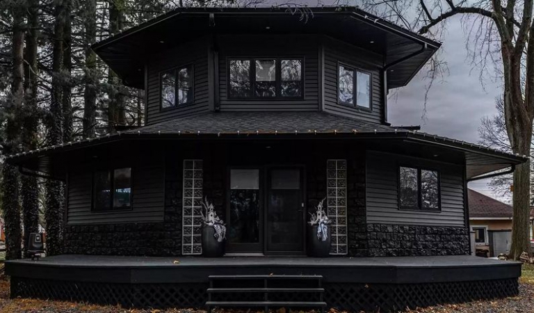 Įgyvendinta vieno žmogaus labai tamsi vizija: parduodamas visiškai juodas namas
